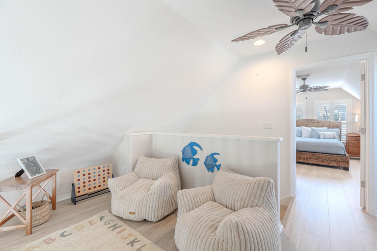 Room 1, Into The Mystic, Lee