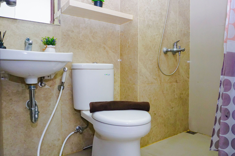 Bathroom 3, Chic Studio Near Trans Studio Cibubur At Transpark Cibubur Apartment, Depok