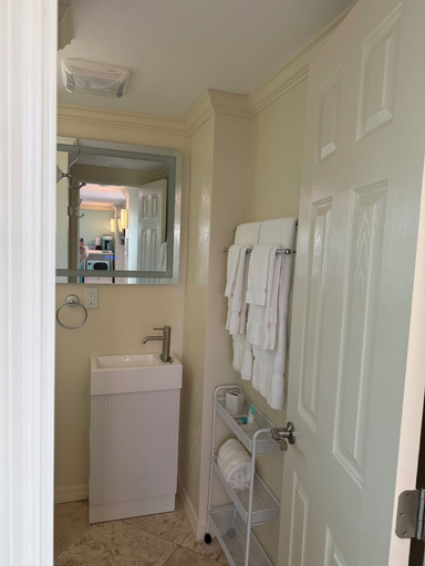 Bathroom 3, Flamingo Inn, Lee