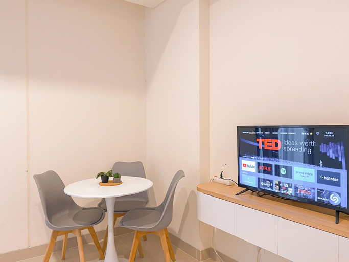 Interior 3, Cozy And Neat Studio At Cleon Park Apartment, Jakarta Utara