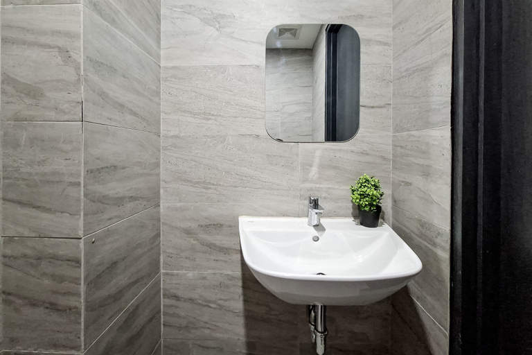 Bathroom 5, Blue Studio At Apartment Collins Boulevard, Tangerang