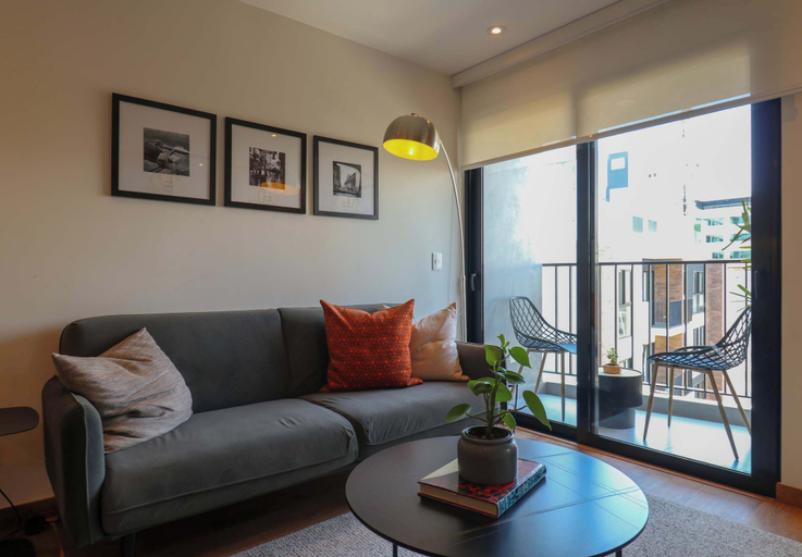 Room 2, w Stylish 2BR Retreat w Balcony in Miraflores, Lima