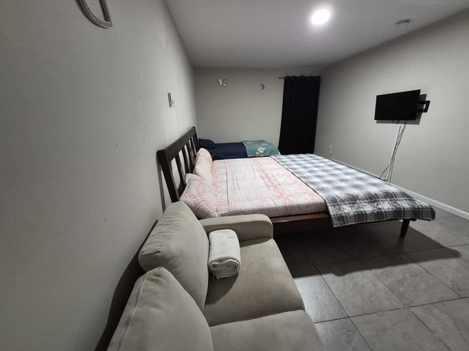 Room 4, Modern Quiet Suite, Newark