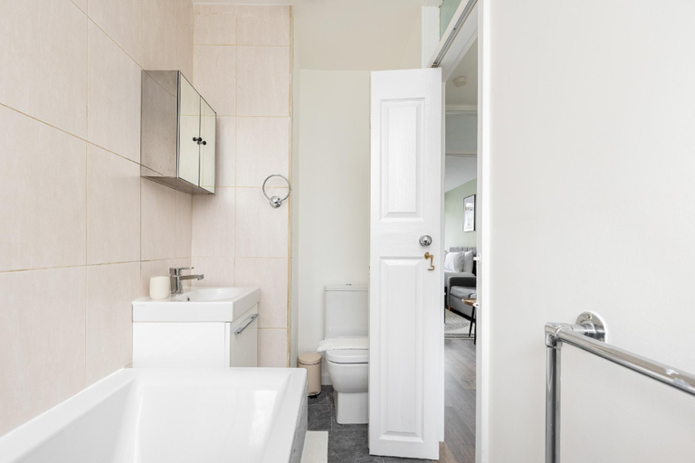 Bathroom 2, Spacious Studio Flat - Pimlico, London, London