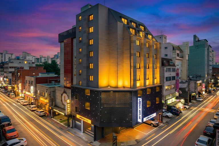 Exterior & Views