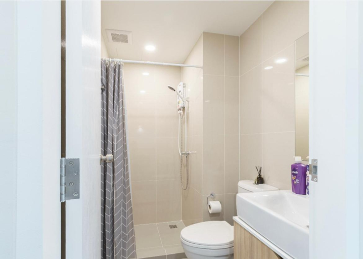 Shower, Sathon-Charoen Nakhon Condo, Khlong San
