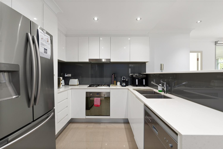 3, Spacious 3-Bed Apartment in the Heart of St Ives, Sydney