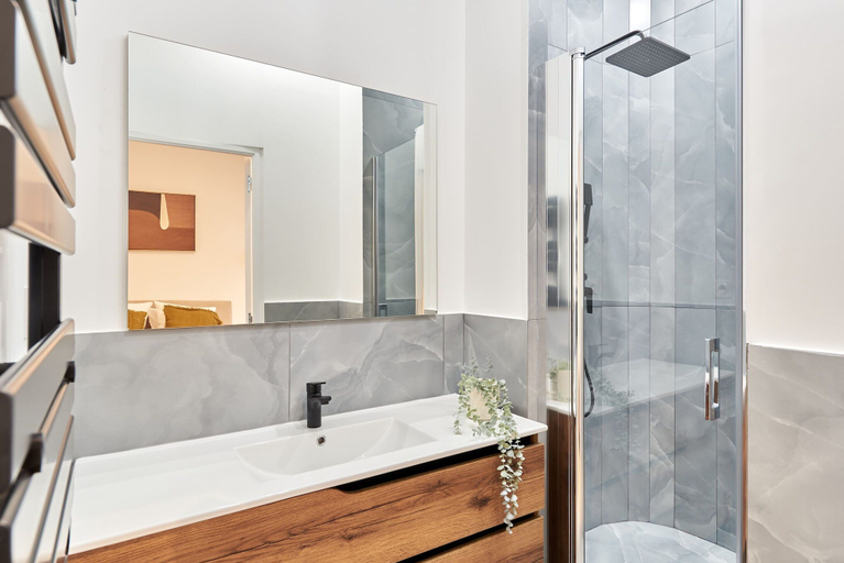 Bathroom 5, Charming AC apartment - Buttes Chaumont Park, Paris