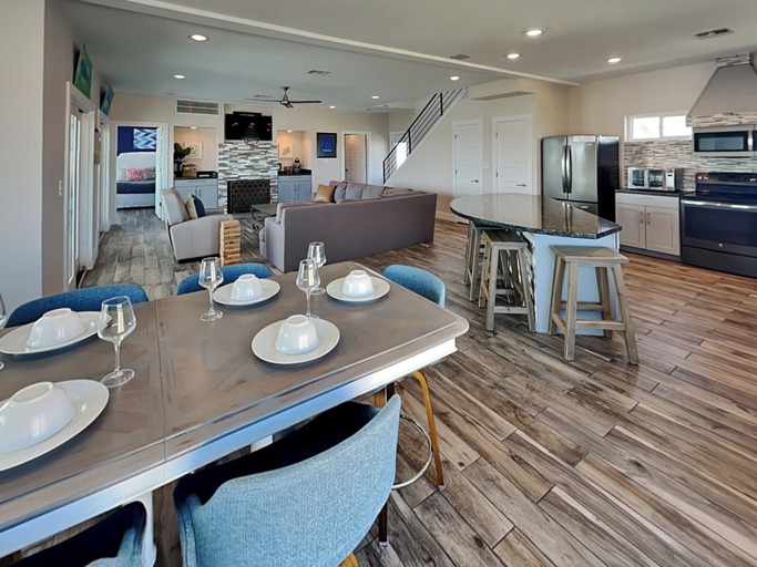 Property amenity 3, Front Row, Galveston