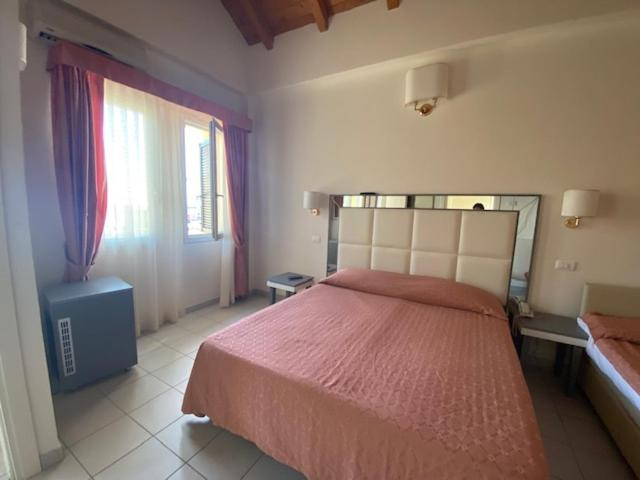 Bedroom 1, Hotel Royal Inn, Rimini