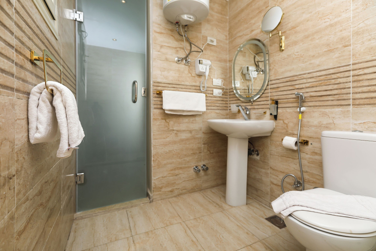 Bathroom, pyramids palace inn, Al-Ahram