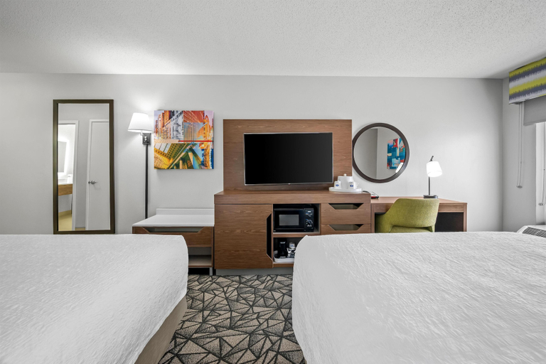 Bedroom 3, Hampton Inn Bloomington West, McLean