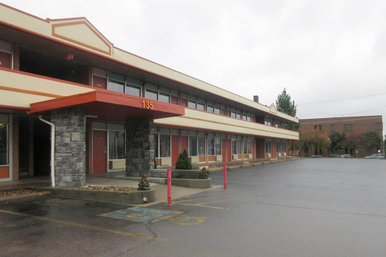 Parking, Zanesville Inn, Muskingum