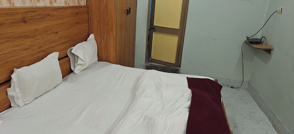Room 5, Hotel Manali, Kaushambi