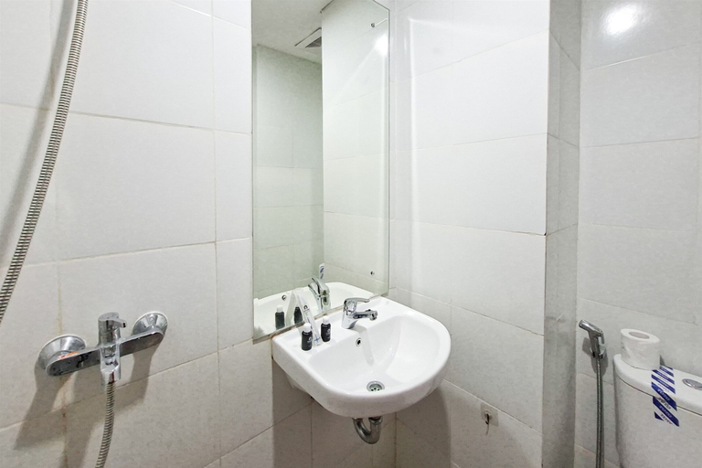 Bathroom, Comfortable 1Br Apartment Near Telkom University At Vittoria Residence, Jakarta Barat