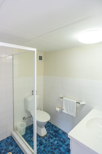 Bathroom 3, Grosvenor Beachfront Apartments, Gold Coast