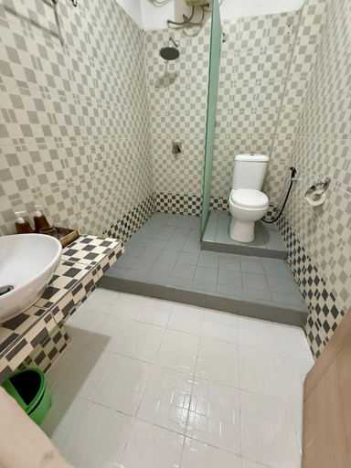 Bathroom 2, Blue Ocean Hotel, West Manggarai