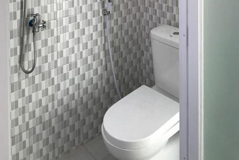 Bathroom, RedDoorz @ Batutulis Bogor by House of M, Bogor