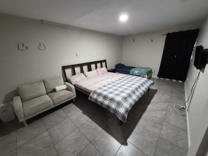 Room 5, Modern Quiet Suite, Newark