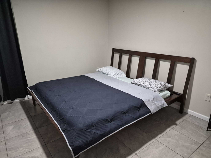 Room 3, Modern Quiet Suite, Newark