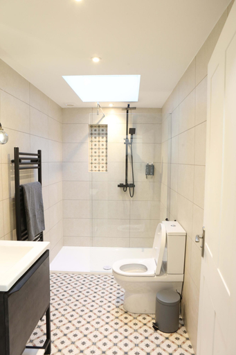 Bathroom, Cathedral Superior Apartment, Worcestershire