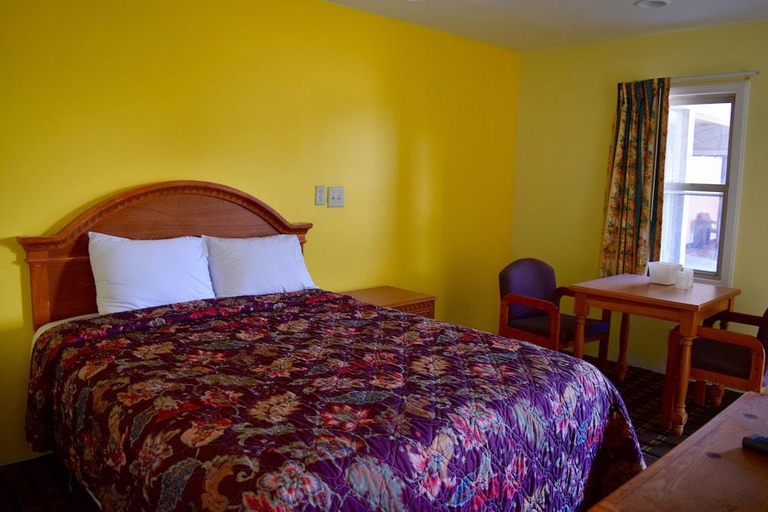 Bedroom 2, Snelling Motel, Hennepin