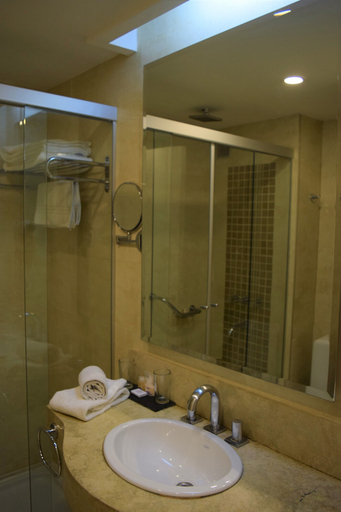 Bathroom 4, Howard Johnson by Wyndham Córdoba La Cañada, Capital