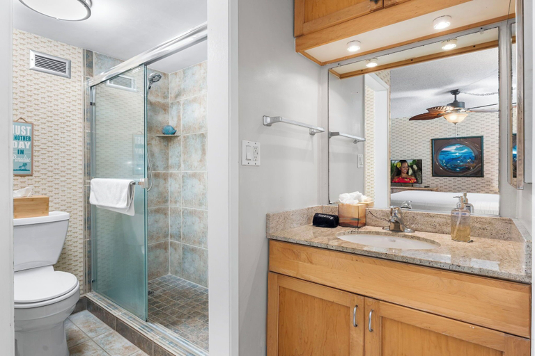Bathroom 3, Ocean Front - Fantastic Location - Walk To Kona Town - Vrkcv, Hawaii