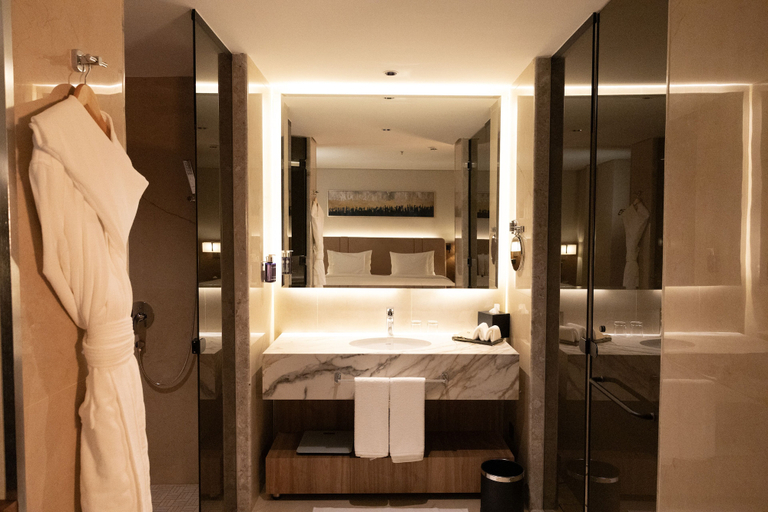 Bathroom 2, Midpoint Hotel
