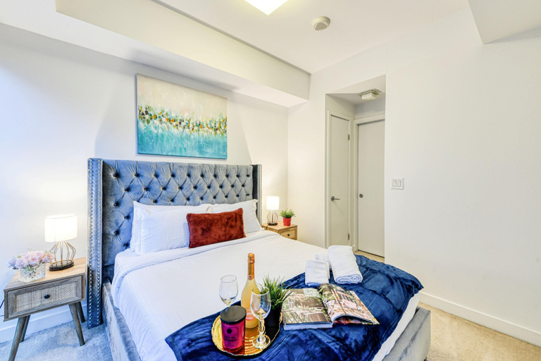 Room 5, Toronto City Suites - Front St, Toronto