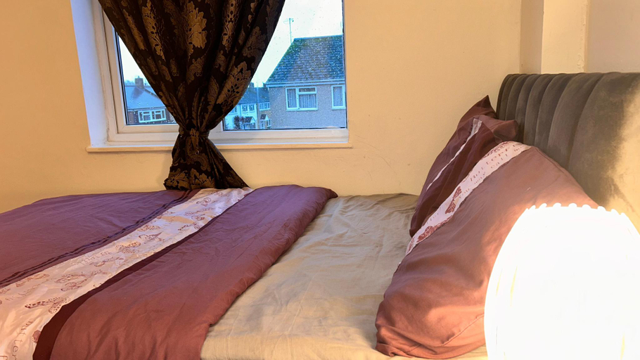 Bedroom 2, Charming 4-Bedroom House Rental in Basildon, UK, Essex