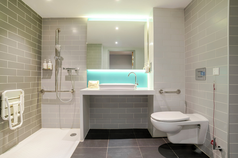 Bathroom 5, ibis Styles Bordeaux Lormont, Gironde