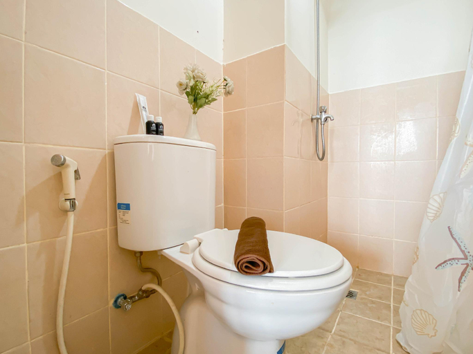 Bathroom 4, Cozy Stay 2BR Podomoro Golf View By Travelio, Bogor