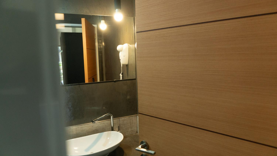 Bathroom, Hotel Oaky, Capital