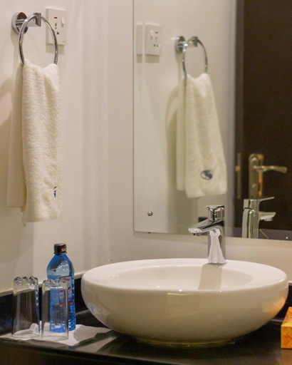 Bathroom 5, Trisan Resident Hotel, Dagoretti North