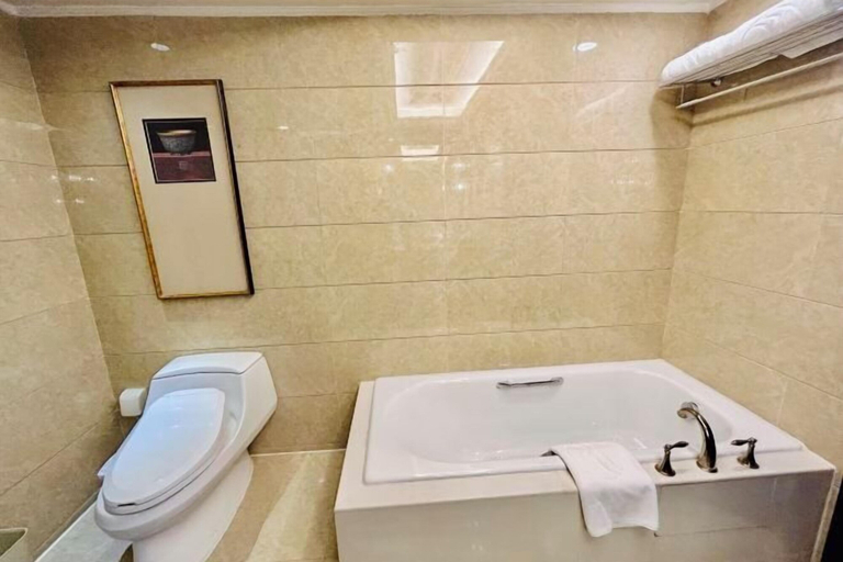 Bathroom 4, Ramada Plaza by Wyndham Tian Lu Hotel Wuhan, Wuhan