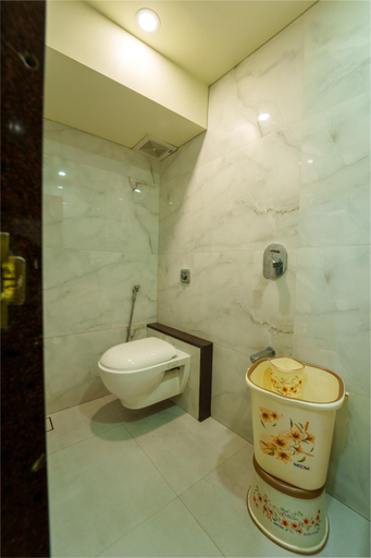 Bathroom 4, La Hotel Metro, Mumbai Suburban