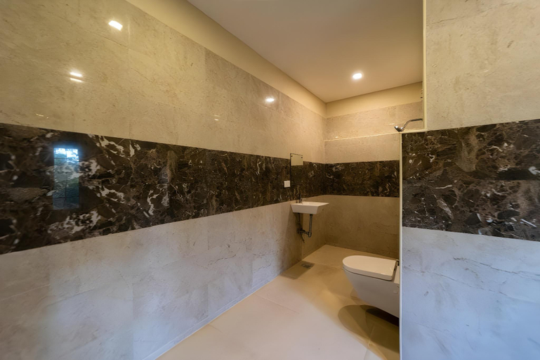 Bathroom 4, La Courtyard, Viluppuram