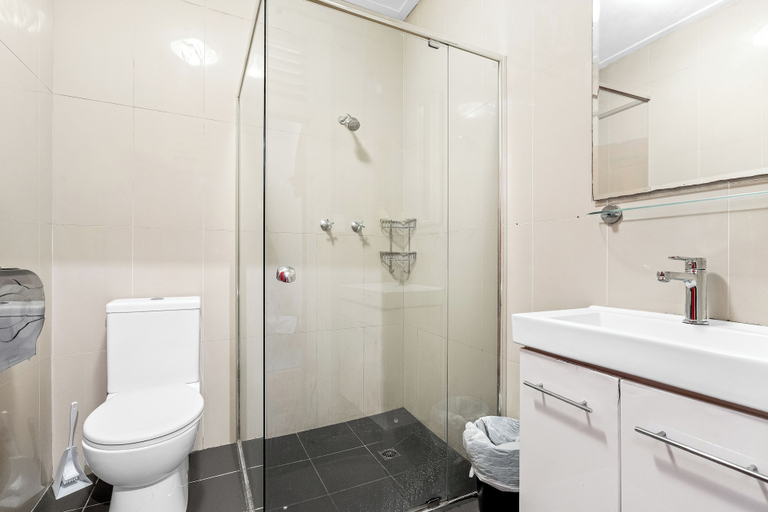 Bathroom 5, Newtown Backpackers, Sydney