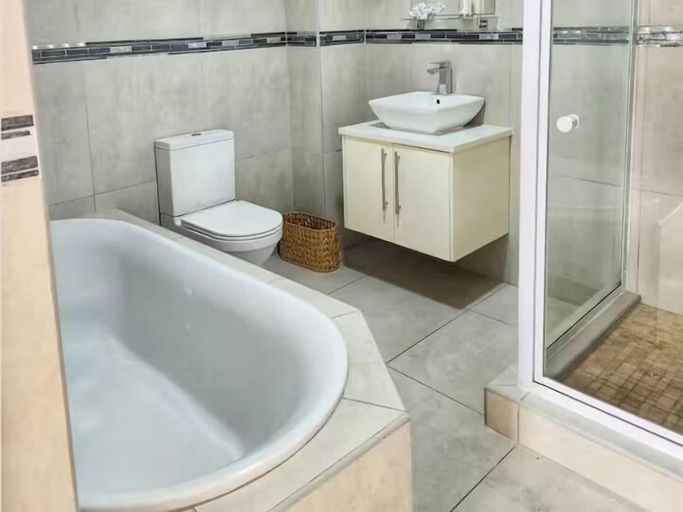 Bathroom, White Wicker House, West Coast