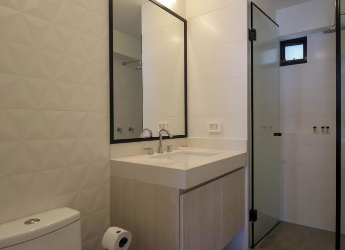 Room 5, w Stylish 2BR Retreat w Balcony in Miraflores, Lima