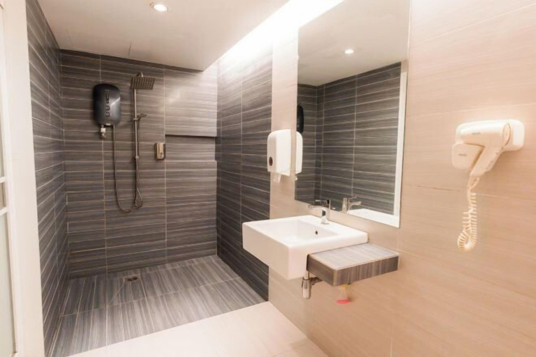 Bathroom 5, Orange Premier Hotel Taman Segar, Kuala Lumpur