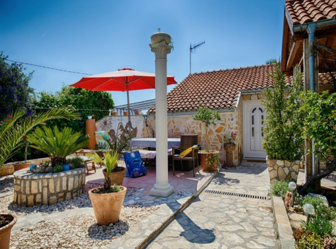 Exterior 2, Golden Coast Apartments, Vis