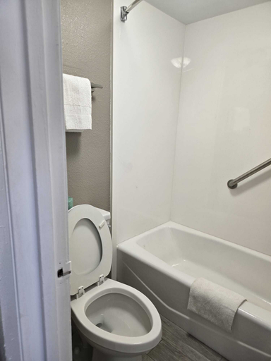 Bathroom 3, Americas Express Inn South Hill, Mecklenburg