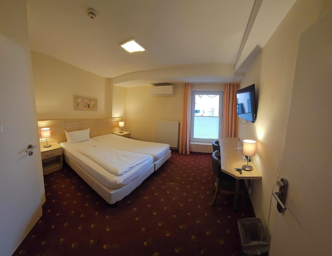 Bedroom 2, Hotel-Pension Altes Weinhaus, Neustadt an der Weinstraße