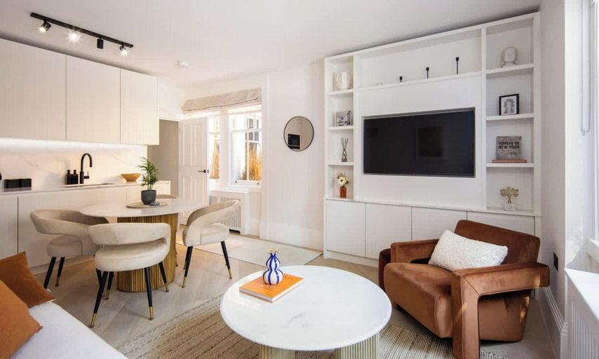 Room 4, 5 Mins Walk to Selfridges Mayfair Getaway, London