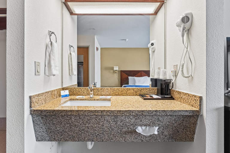 Bathroom, Rodeway Inn & Suites Nampa, Canyon