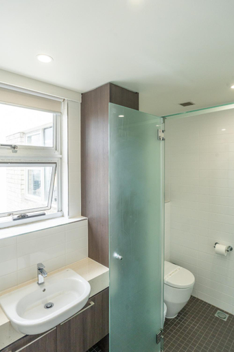 Bathroom 3, Grosvenor Beachfront Apartments, Gold Coast