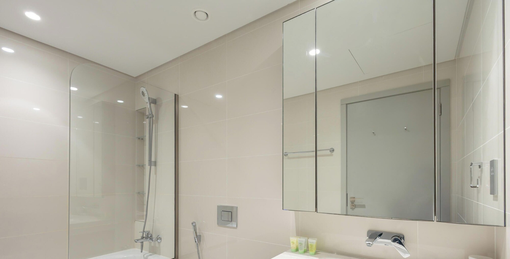 Bathroom, LUX The Beach Isle View Suite 2, Dubai
