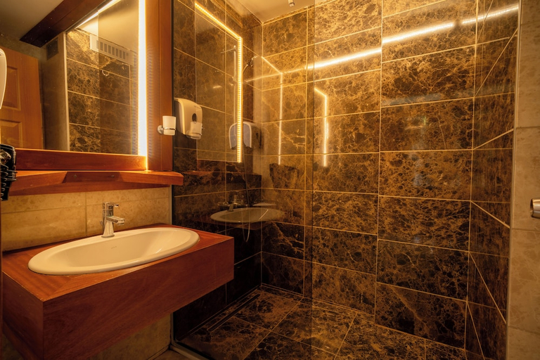 Bathroom 4, オテル ロータス スパ & スポーツ アカヤカ, Ula